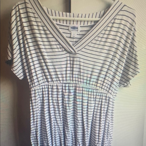 Old Navy Black and White Striped V-Neck Tee - Picture 1 of 2